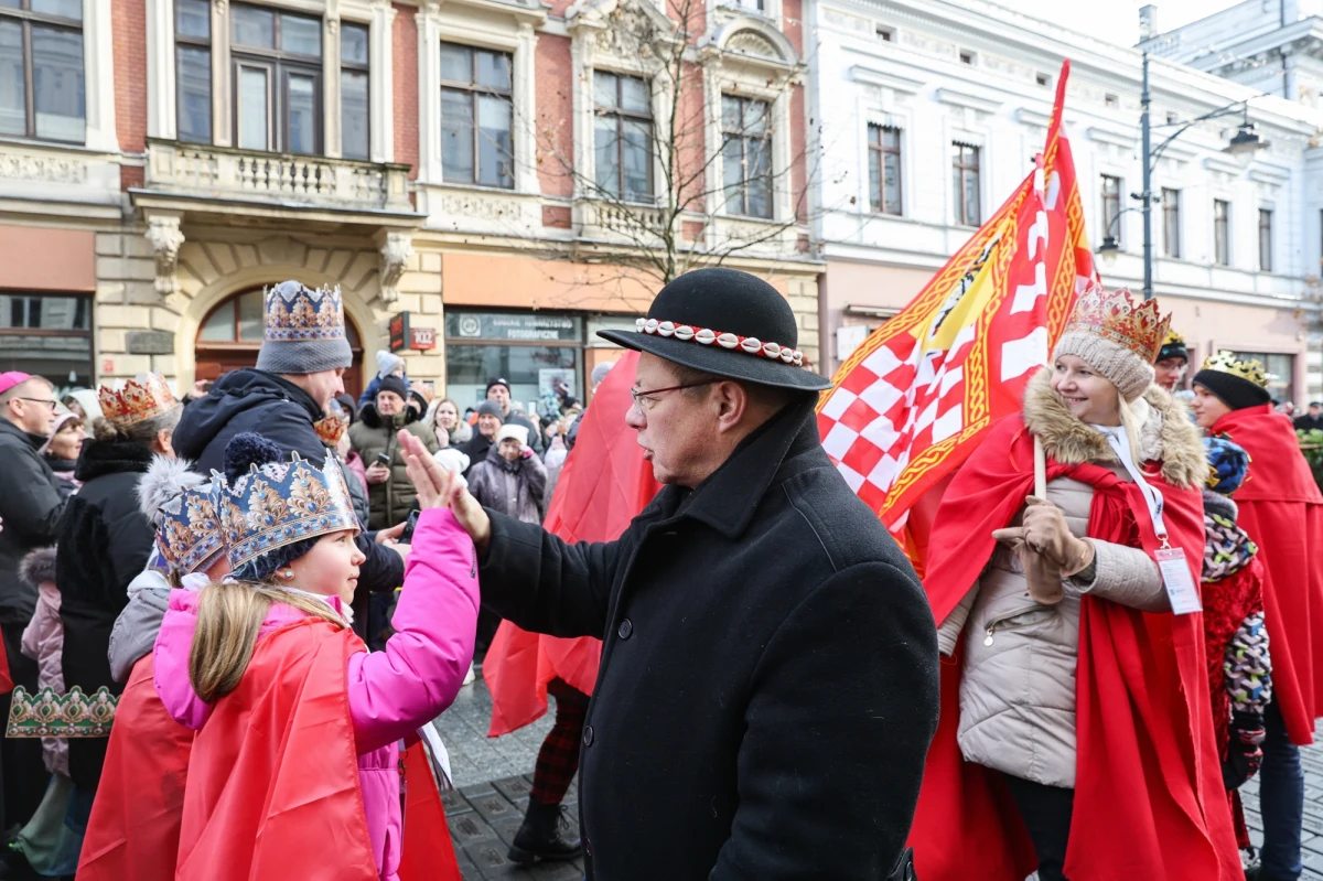 Pod hasłem "Nadzieją się cieszą!" przejdą dziś ulicami blisko tysiąca miejscowości w Polsce orszaki Trzech Króli. W stolicy wydarzenie rozpocznie się o godz. 12. modlitwą "Anioł Pański". Weźmie w nim udział prezydent Karol Nawrocki wraz z małżonką Martą Nawrocką.