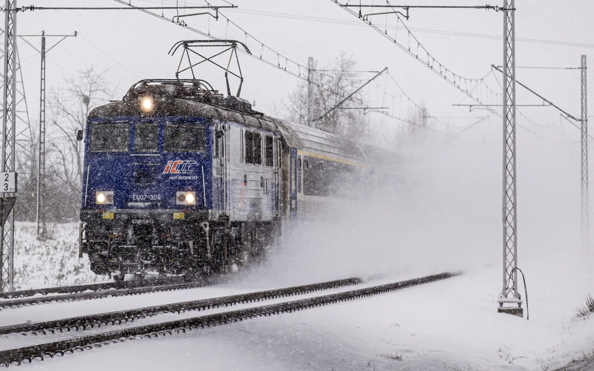 Ruch pociągów na linii Działdowo-Olsztyn (Warmińsko-Mazurskie) został przywrócony. Pociągi nie kursowały na tej trasie od 31 grudnia, kiedy to ekstremalnie niekorzystane warunki atmosferyczne stwarzały bezpośrednie zagrożenie dla bezpieczeństwa ruchu kolejowego i podróżnych.