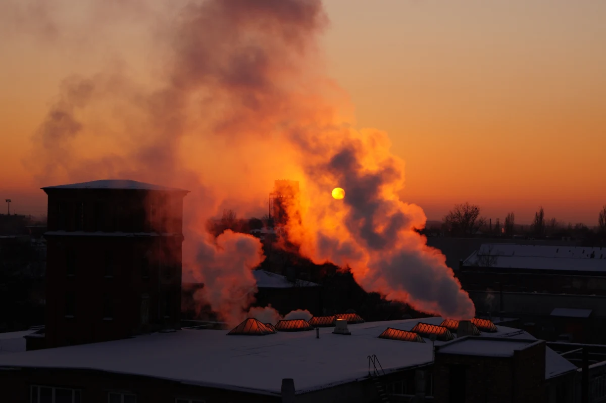 Mieszkańcy czterech województw mają dziś do czynienia z bardzo złym stanem powietrza. Stężenie pyłów zawieszonych zostało kilkukrotnie przekroczone, a Rządowe Centrum Bezpieczeństwa wysłało alerty, apelując o "unikanie aktywności na zewnątrz".