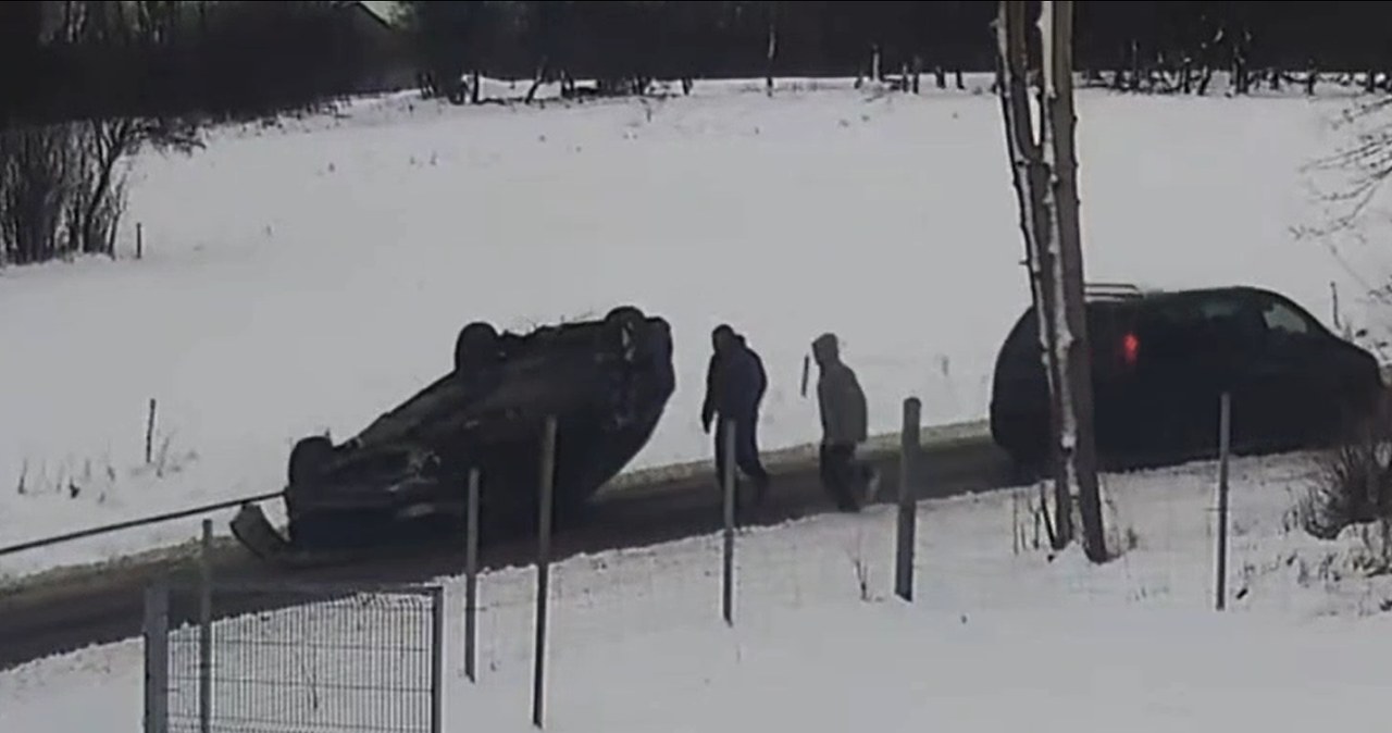 Rząsiny. Auto odholowane na dachu. Nietypowa akcja policji