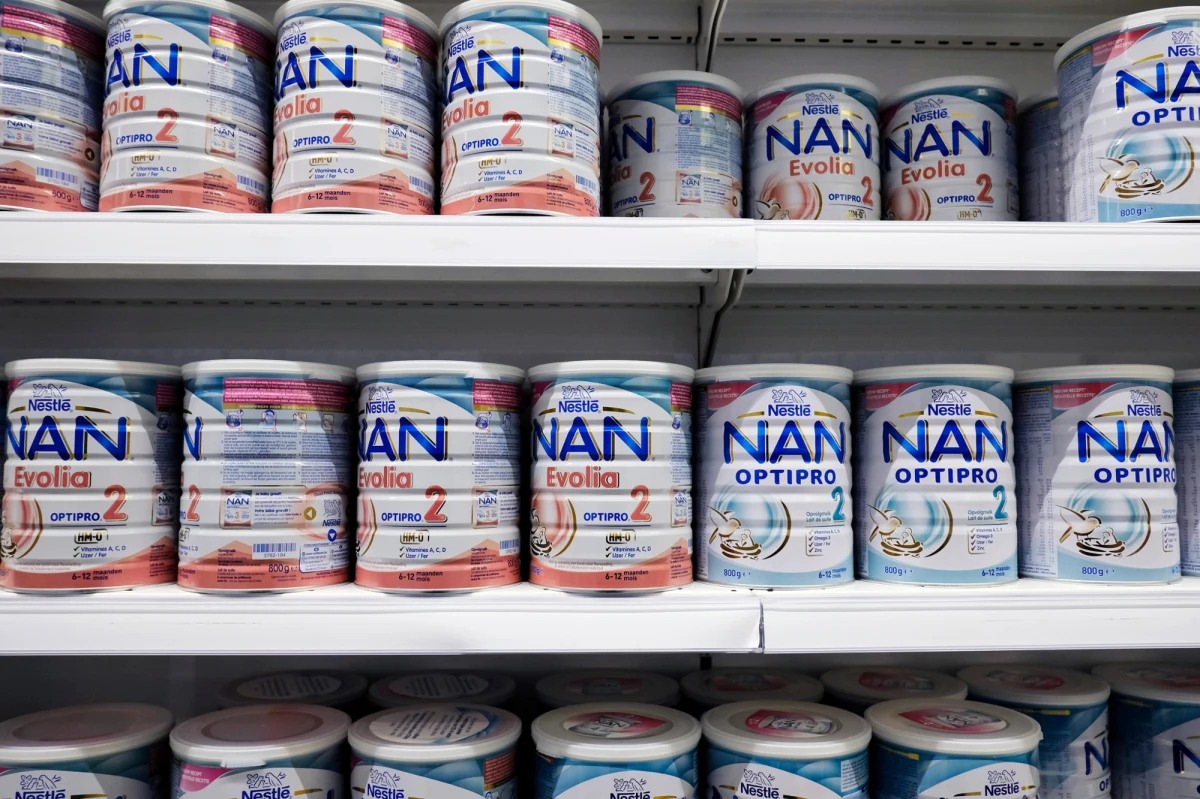 Nestlé poinformowało we wtorek o wycofaniu niektórych partii swoich kluczowych produktów żywienia niemowląt - w tym formuł SMA, BEBA i NAN - w całej Europie z powodu potencjalnego skażenia toksyną, która może powodować nudności i wymioty. Niektóre produkty wycofywane są także w Polsce.