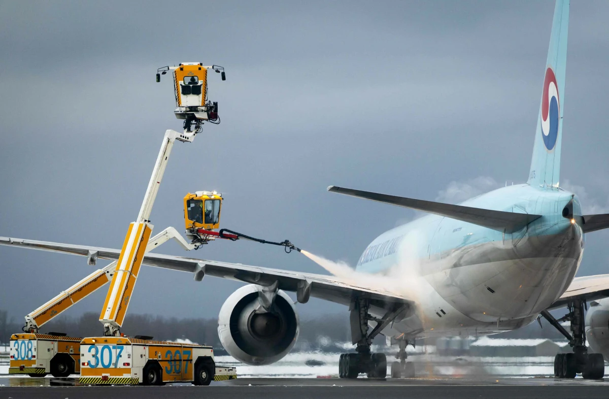 Zimowa pogoda daje się we znaki mieszkańcom i podróżnym w Holandii. Silne mrozy, śnieg i oblodzenie doprowadziły do poważnych zakłóceń w ruchu lotniczym, kolejowym i drogowym. Największe lotnisko w kraju - Schiphol - odwołało około 400 lotów, a krajowa sieć kolejowa zmaga się z poważnymi utrudnieniami. Zamknięto niektóre szkoły i uczelnie wyższe.