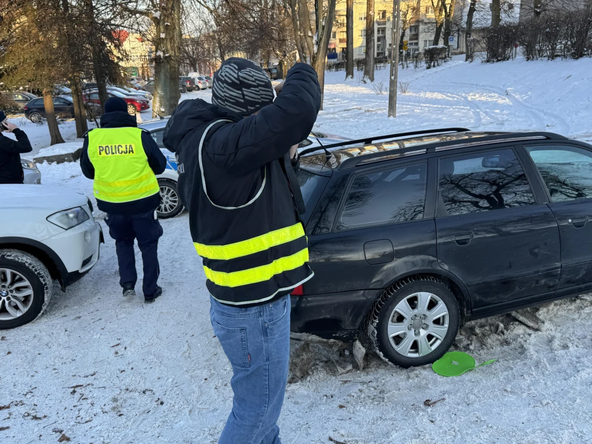 Chłopiec,  zjeżdżając na tzw. "jabłuszku", uderzył w bok przejeżdżającego samochodu. 10-latek bawił się na Placu Krofeya w Bytowie w Pomorskiem. Na miejscu lądował śmigłowiec LPR. "27-letni kierowca był trzeźwy. Jak przekazał, nie zauważył zjeżdżającego chłopca" – mówi RMF FM Dawid Łaszcz, oficer prasowy Komendanta Powiatowego Policji w Bytowie.