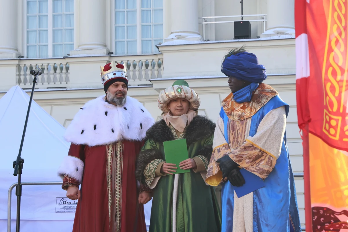 Barwny Orszak Trzech Króli przeszedł 6 stycznia Traktem Królewskim w Warszawie. W wydarzeniu wzięli udział prezydent RP Karol Nawrocki z małżonką oraz tysiące mieszkańców stolicy. Uroczystości towarzyszyły apele o odważne świadectwo wiary i podkreślenie chrześcijańskich wartości.