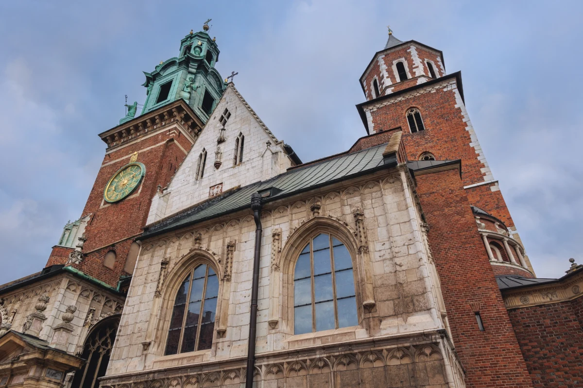 Podczas prac remontowych posadzki w katedrze na Wawelu w Krakowie natrafiono na szereg cennych historycznych znalezisk. Odkryto m.in. fundament średniowiecznego baldachimu nad nagrobkiem Władysława Łokietka, fundament ołtarza św. Wojciecha oraz nieznany pochówek z XVII wieku.