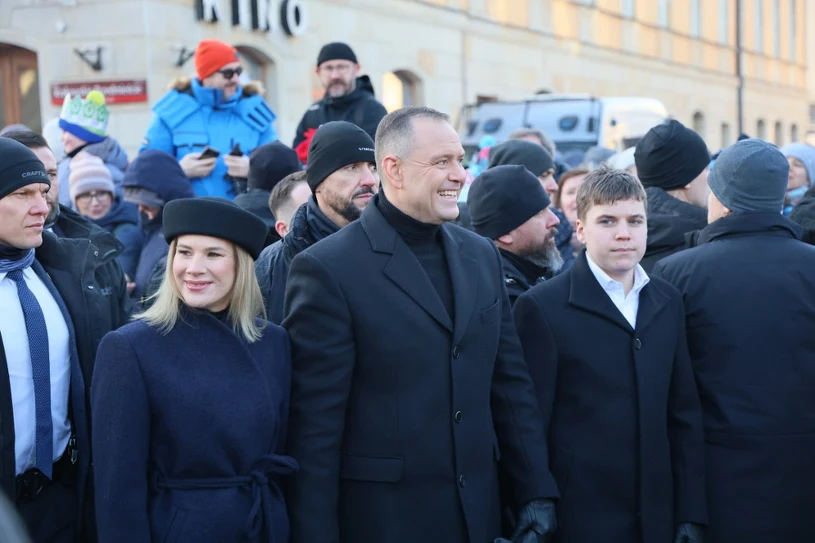 Karol Nawrocki dołączył do tłumu. "Będziemy szli, mówiąc głośno"