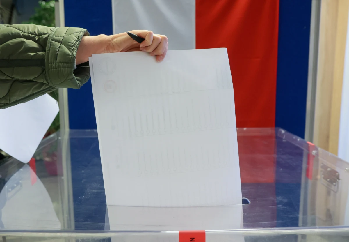 Koalicja Obywatelska z wynikiem 31,6 proc. prowadzi w najnowszym sondażu IBRiS przeprowadzonym na zlecenie "Rzeczpospolitej". To wzrost o 1,2 pkt proc. w porównaniu z badaniem z końca listopada. Na drugim miejscu znalazło się Prawo i Sprawiedliwość, które może liczyć na 26,7 proc. poparcia – to spadek o 0,4 pkt proc. Trzecia jest Konfederacja z wynikiem 12 proc., co oznacza spadek o 4 pkt proc.