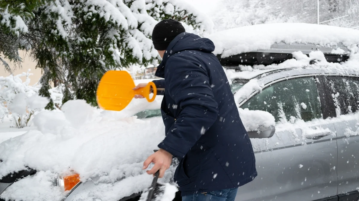 Intensywne opady śniegu, zawieje i zamiecie śnieżne oraz silny mróz prognozuje Instytut Meteorologii i Gospodarki Wodnej, który wydał ostrzeżenia I i II stopnia. Obowiązują one od środy niemal w całym kraju - oprócz części Opolszczyzny, Dolnego Śląska i części województwa zachodniopomorskiego. Najgorsza sytuacja ma być w części Podkarpacia. Tam alerty II stopnia obowiązują do czwartku do godz. 7:30.