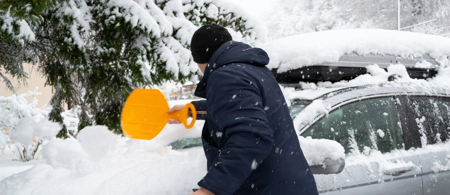 Intensywne opady śniegu, zawieje i zamiecie śnieżne oraz silny mróz prognozuje Instytut Meteorologii i Gospodarki Wodnej, który wydał ostrzeżenia I i II stopnia. Obowiązują one od środy niemal w całym kraju - oprócz części Opolszczyzny, Dolnego Śląska i części województwa zachodniopomorskiego. Najgorsza sytuacja ma być w części Podkarpacia. Tam alerty II stopnia obowiązują do czwartku do godz. 7:30.