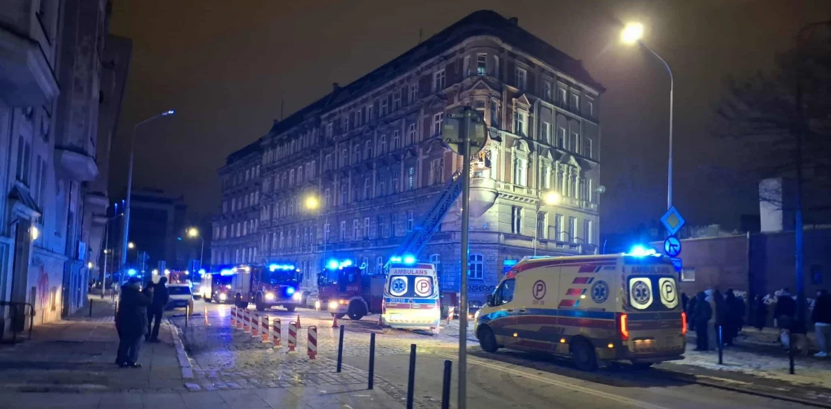 W nocy z wtorku na środę doszło do pożaru mieszkania w budynku przy ul. Drzewnej we Wrocławiu. Z powodu zagrożenia ewakuowano 30 mieszkańców. Trzy osoby trafiły do szpitala.