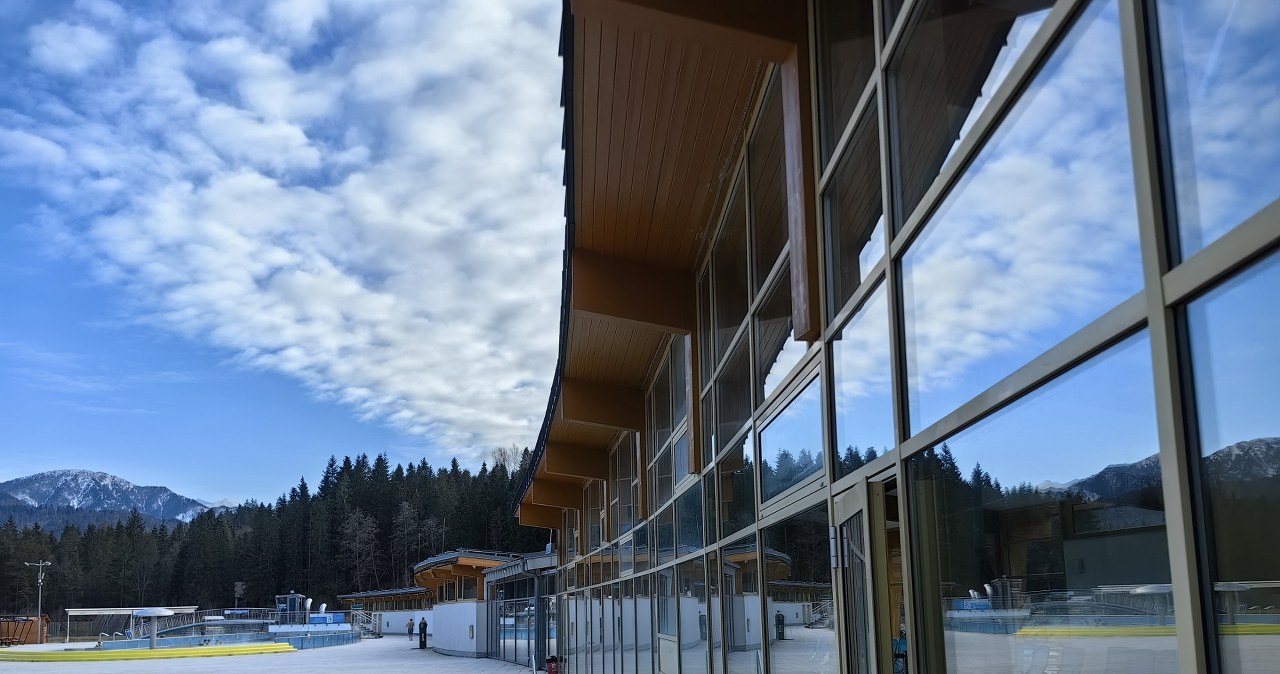 Uzdrowisko mniej tłoczne niż oblegana Krynica. Na miejscu gorące źródła i stok narciarski