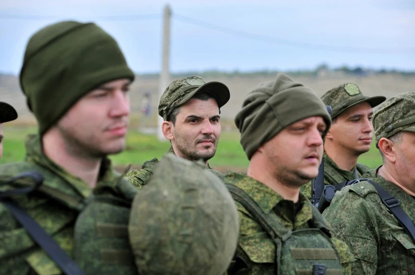 Kreml chce więcej ludzi na wojnę. Przymus i pieniądze