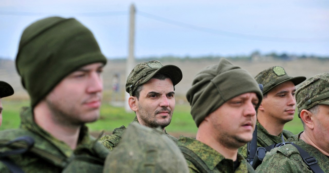 Kreml chce więcej ludzi na wojnę. Przymus i pieniądze