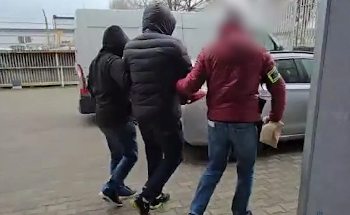 Funkcjonariusze Centralnego Biura Zwalczania Cyberprzestępczości zatrzymali mieszkańca Szczecina podejrzanego o włamanie do systemów informatycznych jednej z największych spółek energetycznych w kraju. Mężczyzna przyznał się do zarzucanych czynów, za które grozi mu do 5 lat więzienia.