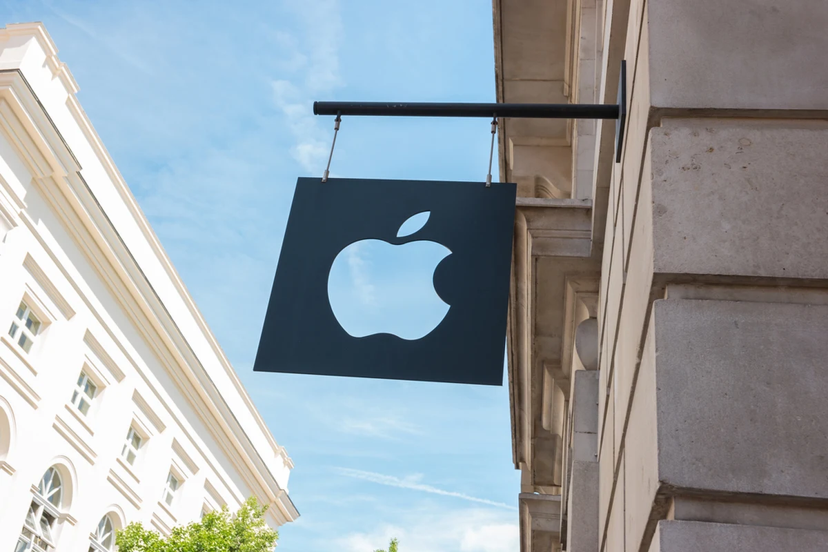 Dla osób oczekujących na sensowny powód do wymiany telefonu tegoroczna linia iPhone'ów 17 dostarcza garść konkretnych argumentów: lepsze aparaty w każdym wariancie, ulepszone chłodzenie, wydłużony czas pracy i funkcje wideo znane z profesjonalnych kamer. Do tego dochodzą AirPods Pro 3 i szeroka gama akcesoriów pod MagSafe. Na jakie z nowości od Apple z 2025 roku warto zwrócić uwagę?