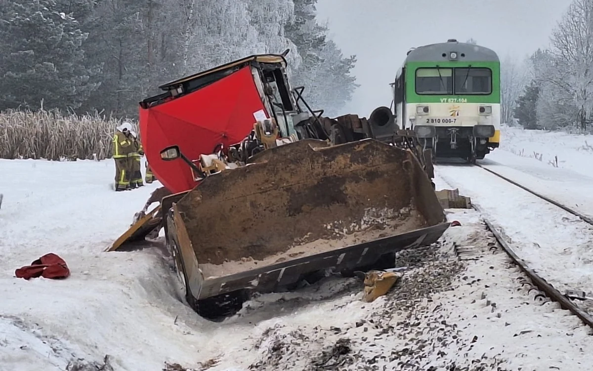 Śmiertelny wypadek na niestrzeżonym przejeździe kolejowym w rejonie Krępicy niedaleko Płońska (Mazowieckie). Szynobus zderzył się koparką, której operator zginął. Szynobusem podróżowało 12 osób. 