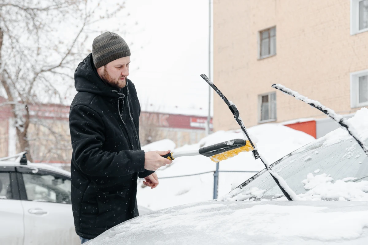 Zima coraz śmielej rozgaszcza się za naszymi oknami, a śnieżne opady i mroźne poranki stają się codziennością. Wśród kierowców odżywa więc odwieczny dylemat: czy warto podnosić wycieraczki przed śniegiem, czy może lepiej zostawić je w spoczynku? Specjaliści nie są zgodni, a my postanowiliśmy przyjrzeć się wszystkim argumentom – zarówno zwolenników, jak i przeciwników tej praktyki.