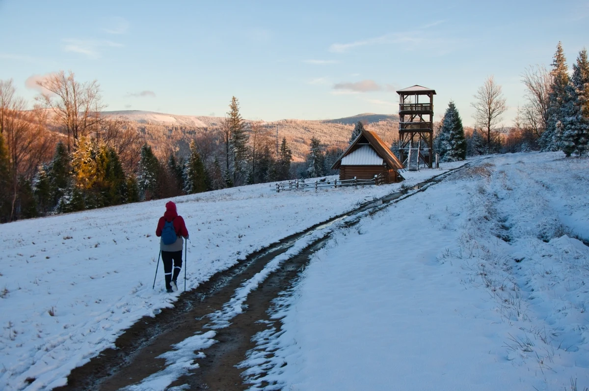 Ograniczona widoczność, niskie temperatury i śnieg sprawiają, że warunki na beskidzkich szlakach są bardzo trudne - ostrzegają ratownicy GOPR. Turyści planujący górskie wędrówki muszą być odpowiednio przygotowani i zachować szczególną ostrożność. Rozwagę należy zachować także na stokach narciarskich.