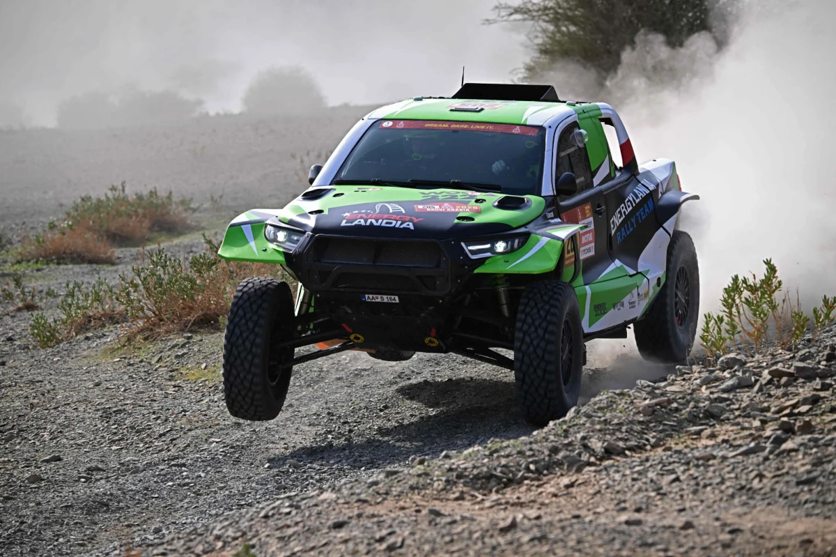 Marek Goczał i Maciej Marton zajęli trzecie miejsce na czwartym etapie Rajdu Dakar. Tuż za nimi uplasowali się Eryk Goczał z Szymonem Gospodarczykiem, a na szóstej pozycji Michał Goczał z hiszpańskim pilotem Diego Ortegą. Wszystkie załogi zespołu Energylandii jadą Toyotami.