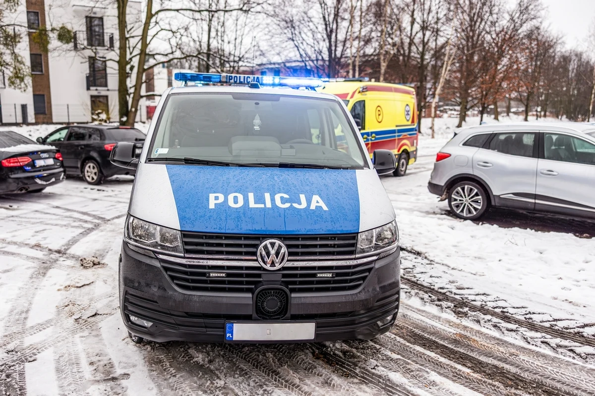 Szarpanina nietrzeźwej pary przed blokiem na białostockich Starosielcach zakończyła się policyjną interwencją i zatrzymaniem 48-latka, który był poszukiwany przez sąd do odbycia kary więzienia. Mężczyzna miał w organizmie ponad 2 promile alkoholu.
