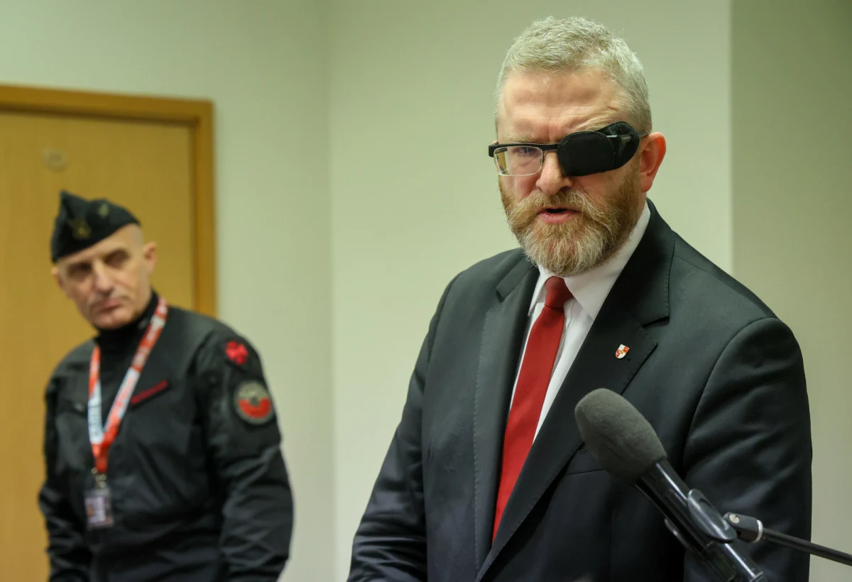 TikTok skasował sześć filmików opublikowanych przez Grzegorza Brauna. Platforma poinformowała, że decyzja jest związana naruszeniem zasad dotyczących mowy nienawiści.  