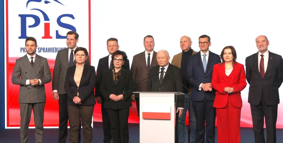Morawiecki, Jaki i Kaczyński razem na scenie. PiS zapewnia o jedności