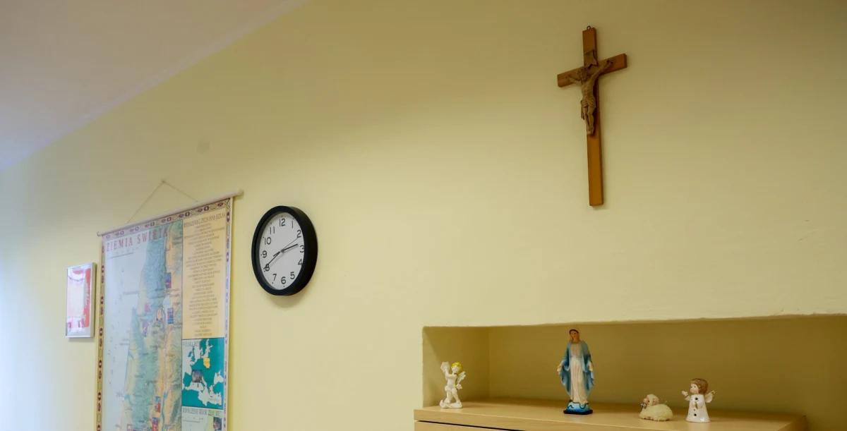 Zawiadomienie w sprawie rzekomego wyrzucenia krzyża do śmietnika przez nauczycielkę Szkoły Podstawowej w Kielnie (woj. pomorskie) skierował do Prokuratury Rejonowej w Wejherowie wójt Ryszard Kalkowski. Według relacji uczniów i ich rodziców, do zdarzenia miało dojść 15 grudnia 2025 r. podczas lekcji języka angielskiego. 
