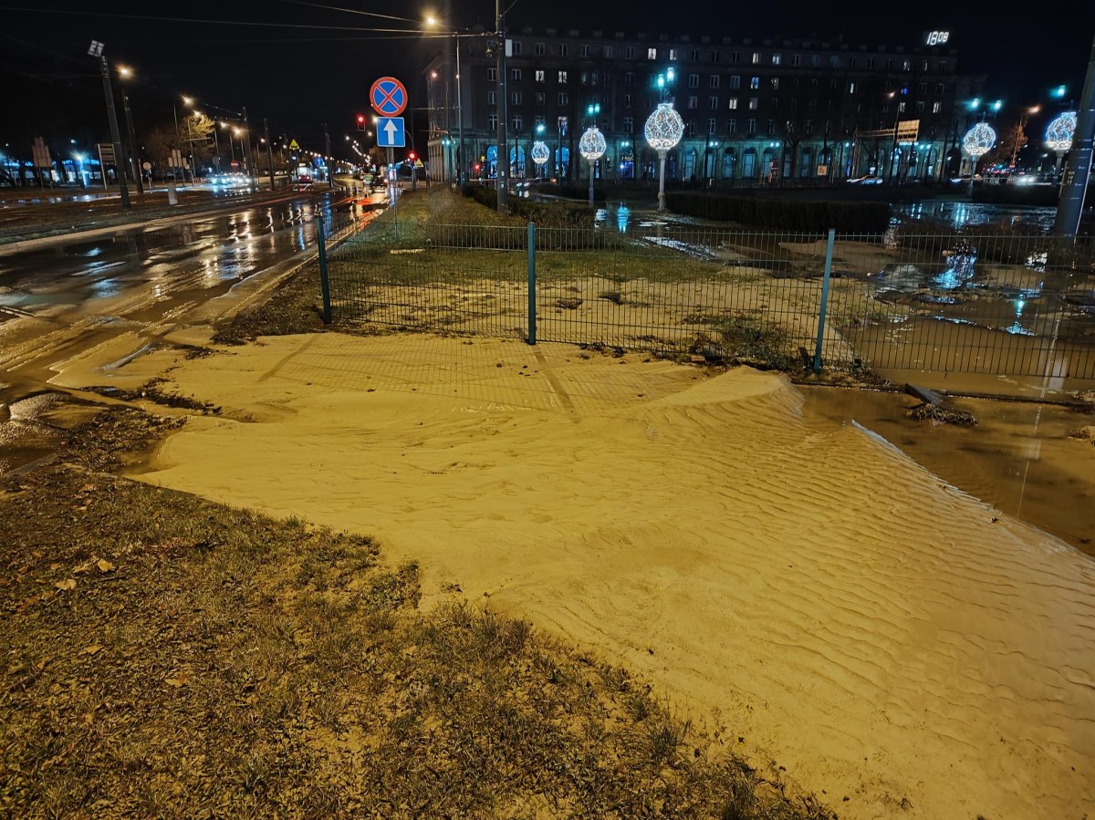 Specjalny beton trafi pod torowisko. Akcja na Placu Centralnym dobiega końca
