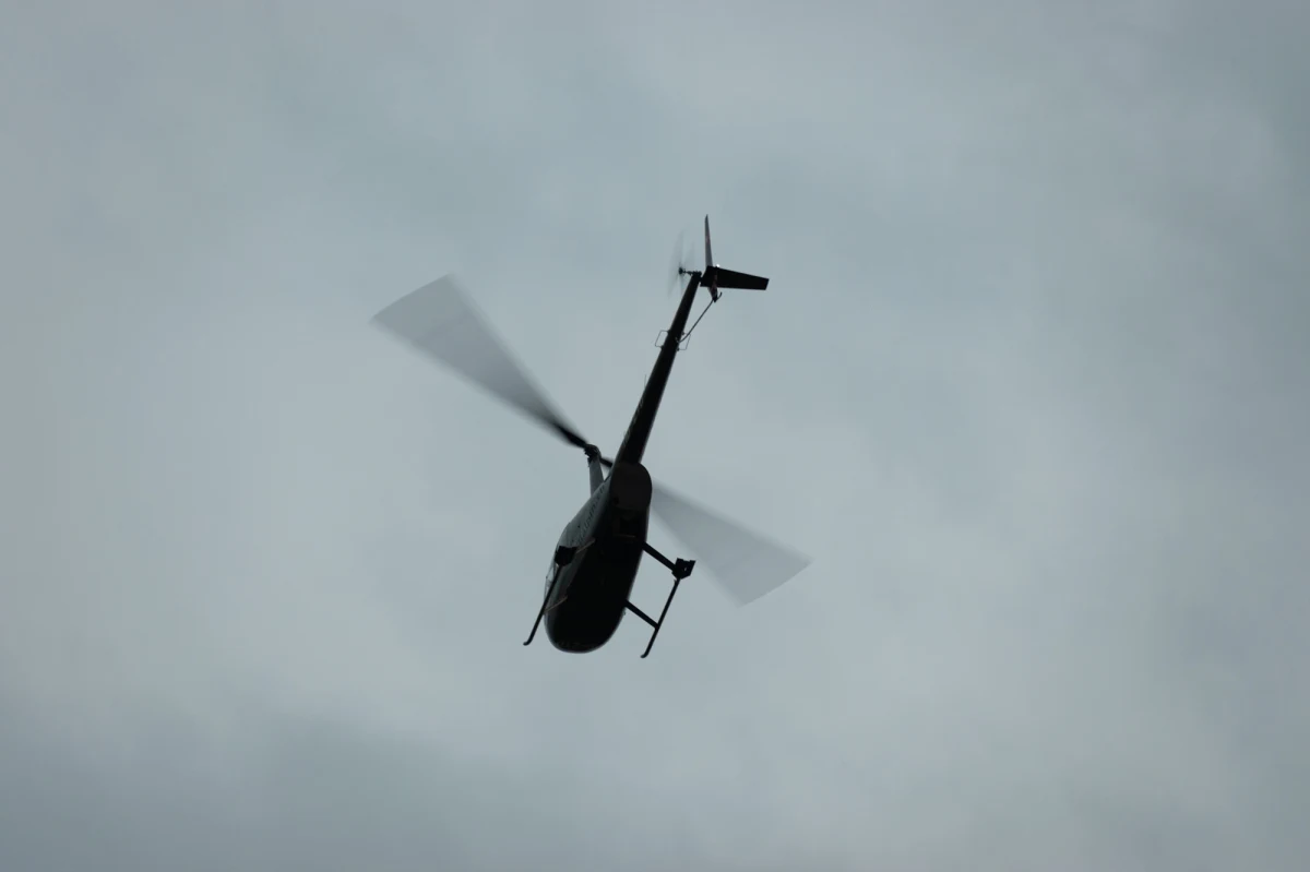 W środę w popularnym rosyjskim ośrodku narciarskim Ashatli Park doszło do tragicznego wypadku - poinformował "Bild". Śmigłowiec, który przelatywał nisko nad stokiem, zahaczył o stalowe liny i rozbił się na oczach turystów. Zginęły dwie osoby.