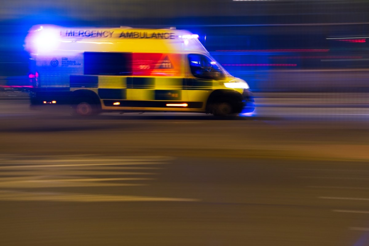 Nastolatka wypadła z jadącej karetki. Groźny incydent na autostradzie w Wielkiej Brytanii