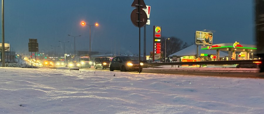 To trudny poranek dla kierowców w południowo-wschodniej Polsce. Po nocnych opadach śniegu wiele tras jest białych, co znacznie spowalnia ruch. Sygnały w tej sprawie dostajemy od słuchaczy na Gorącą Linię RMF FM.