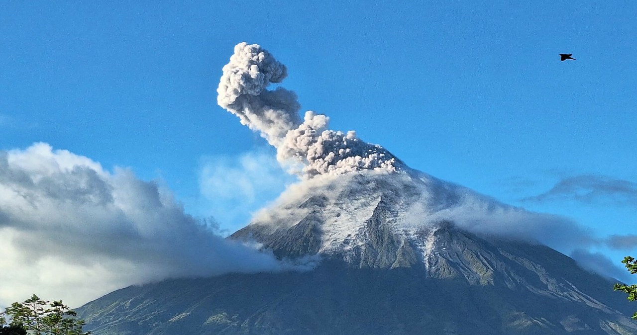 Ewakuują mieszkańców. Wulkan wyrzuca skały wielkości samochodów