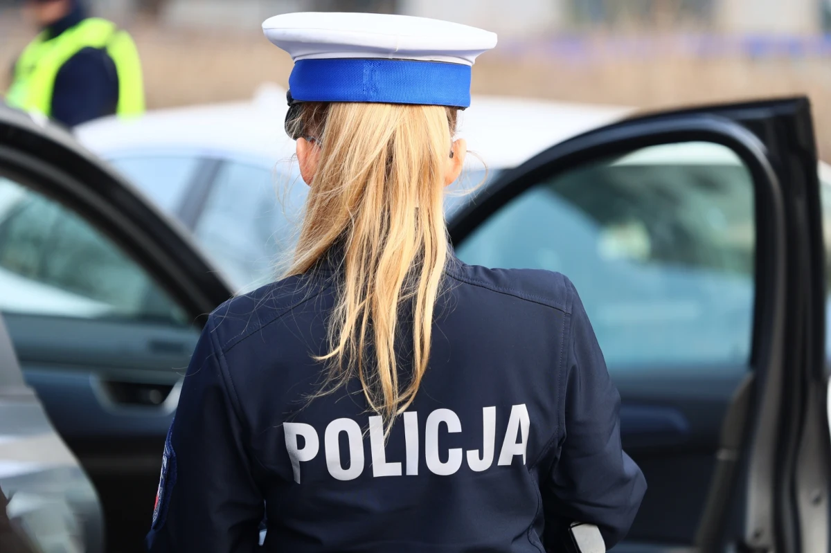 Zastępca dowódcy warszawskiego oddziału prewencji policji w Piasecznie został zdymisjonowany - dowiedział się reporter RMF FM Krzysztof Zasada. Ma to związek ze sprawą zgwałcenia policjantki w tej jednostce.
