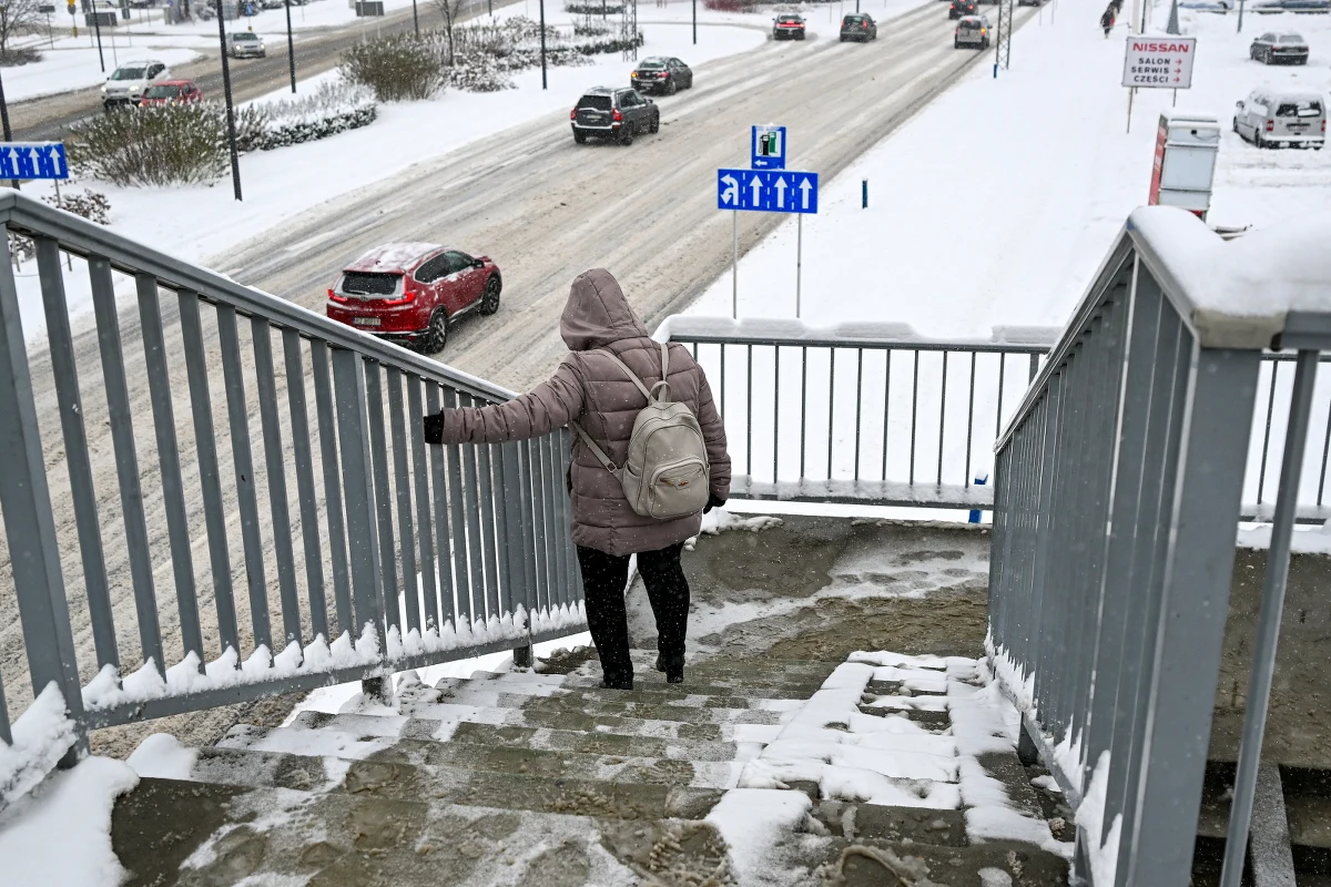Nawet 20 cm śniegu może spaść dziś na Podkarpaciu i Lubelszczyźnie. Instytut Meteorologii i Gospodarki Wodnej wydał dla tych województw ostrzeżenia pierwszego stopnia przed intensywnymi opadami śniegu. 