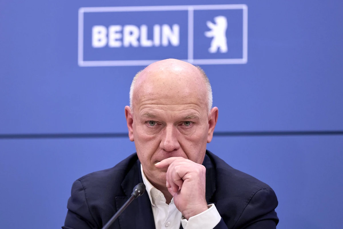 Niemiecka opozycja domaga się dymisji burmistrza Berlina Kaia Wegnera. Jak podają niemieckie media, ma to związek z jego postawą na początku blackoutu na południu stolicy. Polityk zapewniał, że po wystąpieniu awarii skupił się na koordynacji działań zaradczych, tymczasem okazało się, że w tym okresie grał w tenisa ze swoją partnerką.