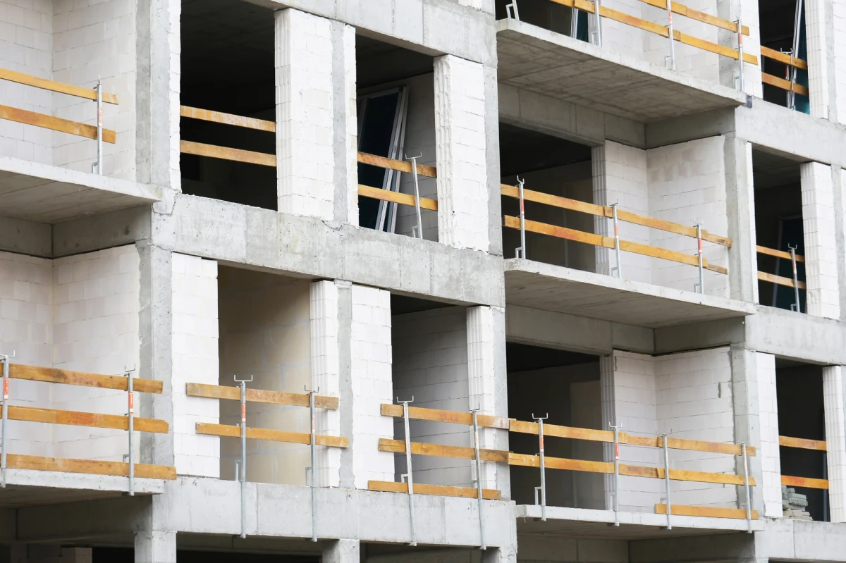 W III kwartale 2025 roku ceny mieszkań w Polsce nadal rosły, a najszybszy wzrost odnotowano w województwie kujawsko-pomorskim. Najnowsze dane Głównego Urzędu Statystycznego pokazują, że w żadnym regionie nie zanotowano spadku cen, a różnice pomiędzy województwami są wyraźne. Sprawdzamy, gdzie mieszkania drożały najbardziej, a gdzie tempo wzrostu było najniższe.