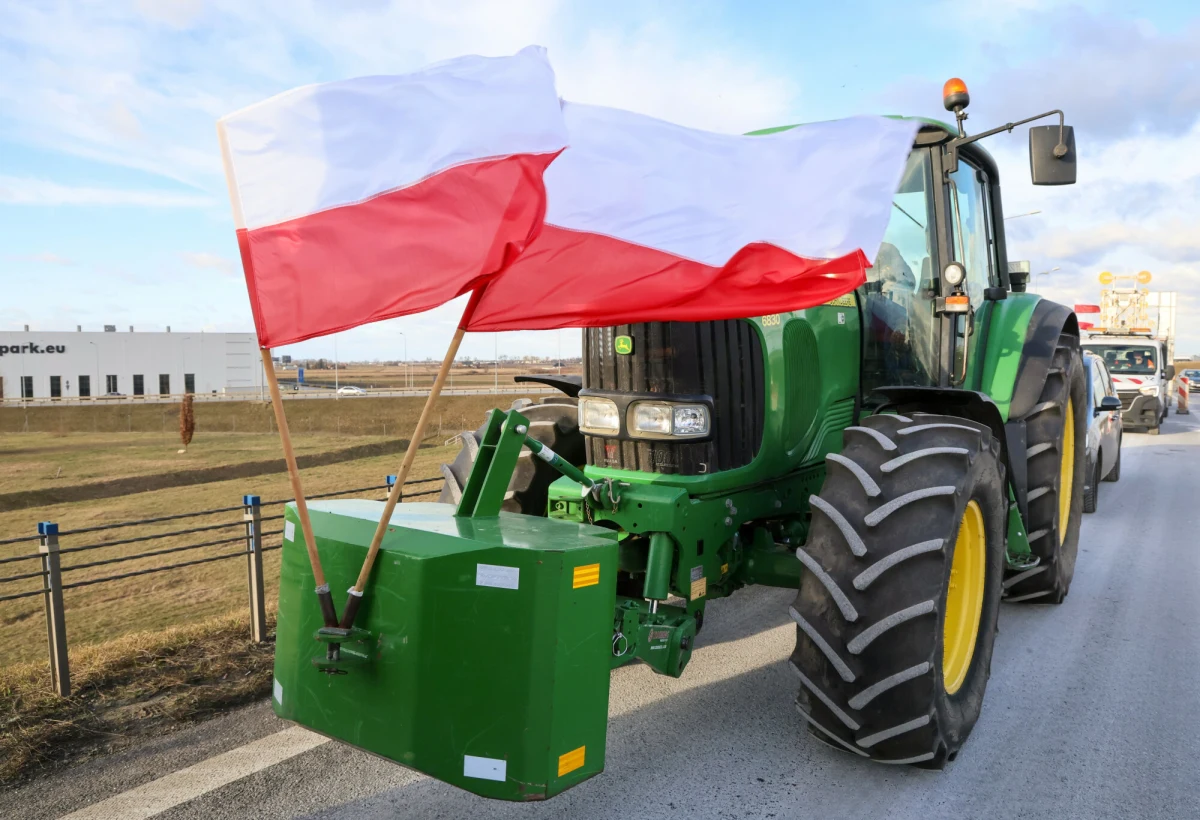 Rolnicy z całej Polski przyjadą w piątek do Warszawy, by protestować przeciwko umowie Unii Europejskiej z krajami Mercosur. Wciąż nie jest jasne, czy do centrum stolicy zostaną wpuszczone ciągniki. Jak dowiedział się reporter RMF FM Michał Krasoń, jeśli służby nie zezwolą na ich wjazd, organizatorzy protestu będą chcieli zablokować wjazdy do Warszawy. Z rolnikami, którzy planują protestować w stolicy, o godz. 10:00 ma spotkać się prezydent Karol Nawrocki - poinformował szef Kancelarii Prezydenta Zbigniew Bogucki.
