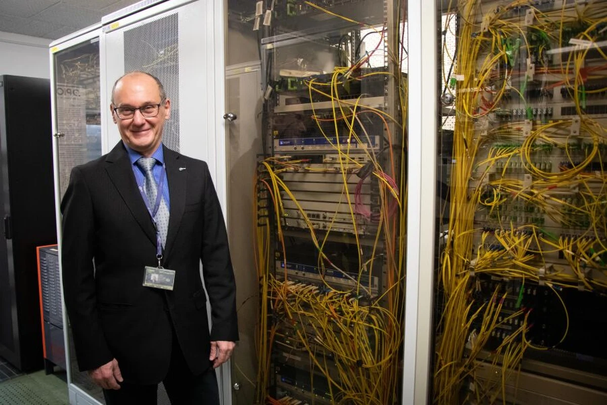 Urząd Miasta Krakowa jako pierwszy w Polsce korzysta z najnowocześniejszej technologii kwantowej dystrybucji kluczy szyfrujących. Dzięki współpracy z Akademickim Centrum Komputerowym Cyfronet AGH, przesyłane dane są teraz zabezpieczone na najwyższym możliwym poziomie.