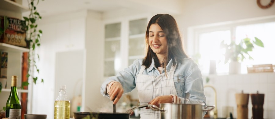 Żyjemy szybko, spieszymy się, potrzebujemy natychmiast coś zjeść i nawet, jeżeli gotujemy sami - to często używamy już przygotowanych produktów. To skraca czas i ułatwia nam życie. Na dłuższą metę jednak, te składniki nie pozostają obojętne dla naszego zdrowia.