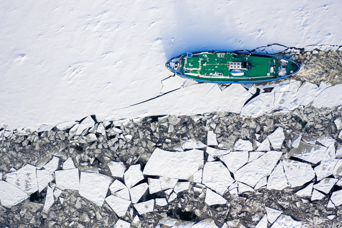 Zamarznięta Odra. Zakaz żeglugi i lodołamacze w akcji