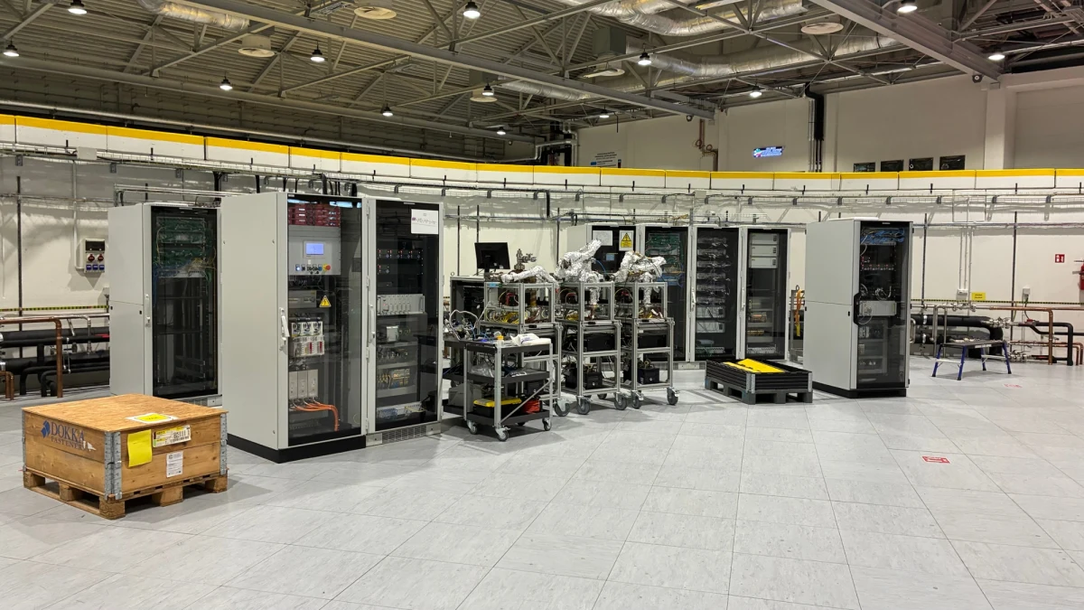 Narodowe Centrum Promieniowania Synchrotronowego SOLARIS w Krakowie to miejsce wyjątkowe nie tylko na mapie Polski, ale i Europy Środkowo-Wschodniej. Działające przy Uniwersytecie Jagiellońskim centrum to nowoczesny ośrodek badawczy, w którym powstaje tzw. światło synchrotronowe – promieniowanie o niezwykłych właściwościach, wykorzystywane w najnowocześniejszych badaniach naukowych.