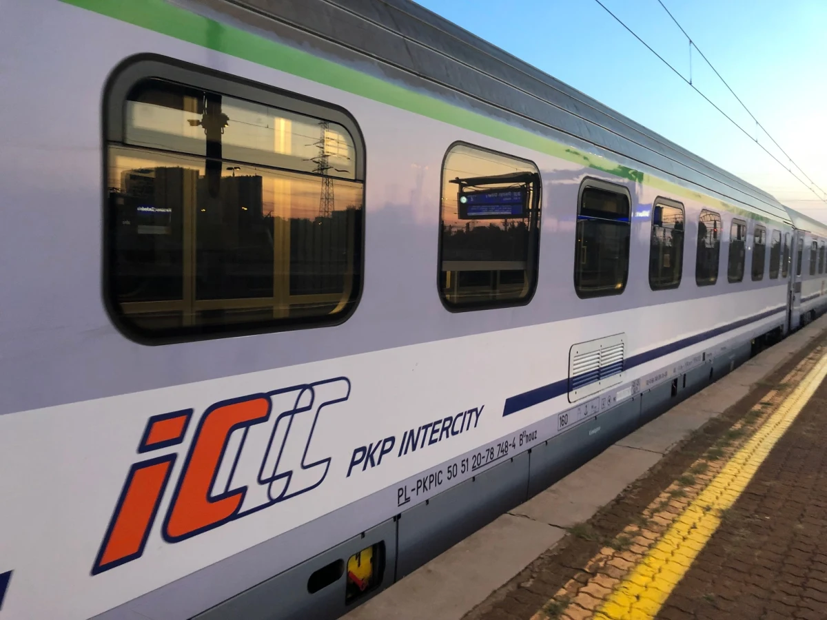 PKP Intercity poniosło straty w wysokości około 2 milionów złotych w wyniku nieuruchomienia przez czeskiego przewoźnika RegioJet zaplanowanych połączeń kolejowych. Sytuacja dotyczy okresu od 14 grudnia do 4 stycznia, a sprawą zajmuje się już Urząd Transportu Kolejowego.