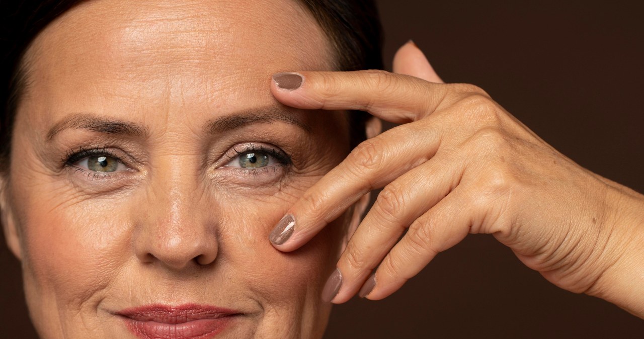 Makijaż niczym lifting na opadającą powiekę. Poznaj najlepsze techniki