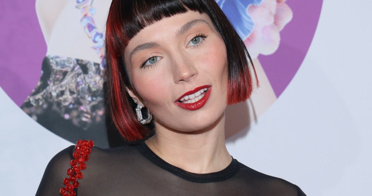 Okładka albumu wywołała poruszenie wśród Polaków. "Z orłem na masce"