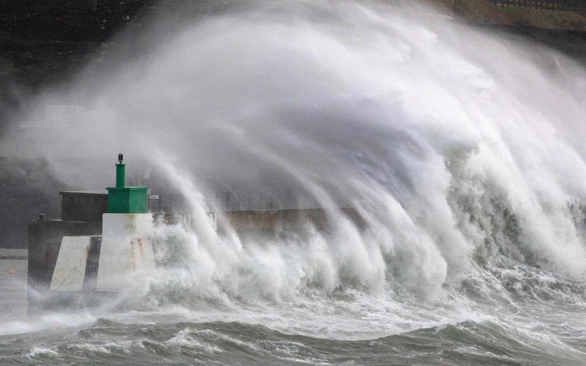 Sztorm Goretti uderzy w Europę. Odwołane loty, zakłócenia na kolei i alerty
