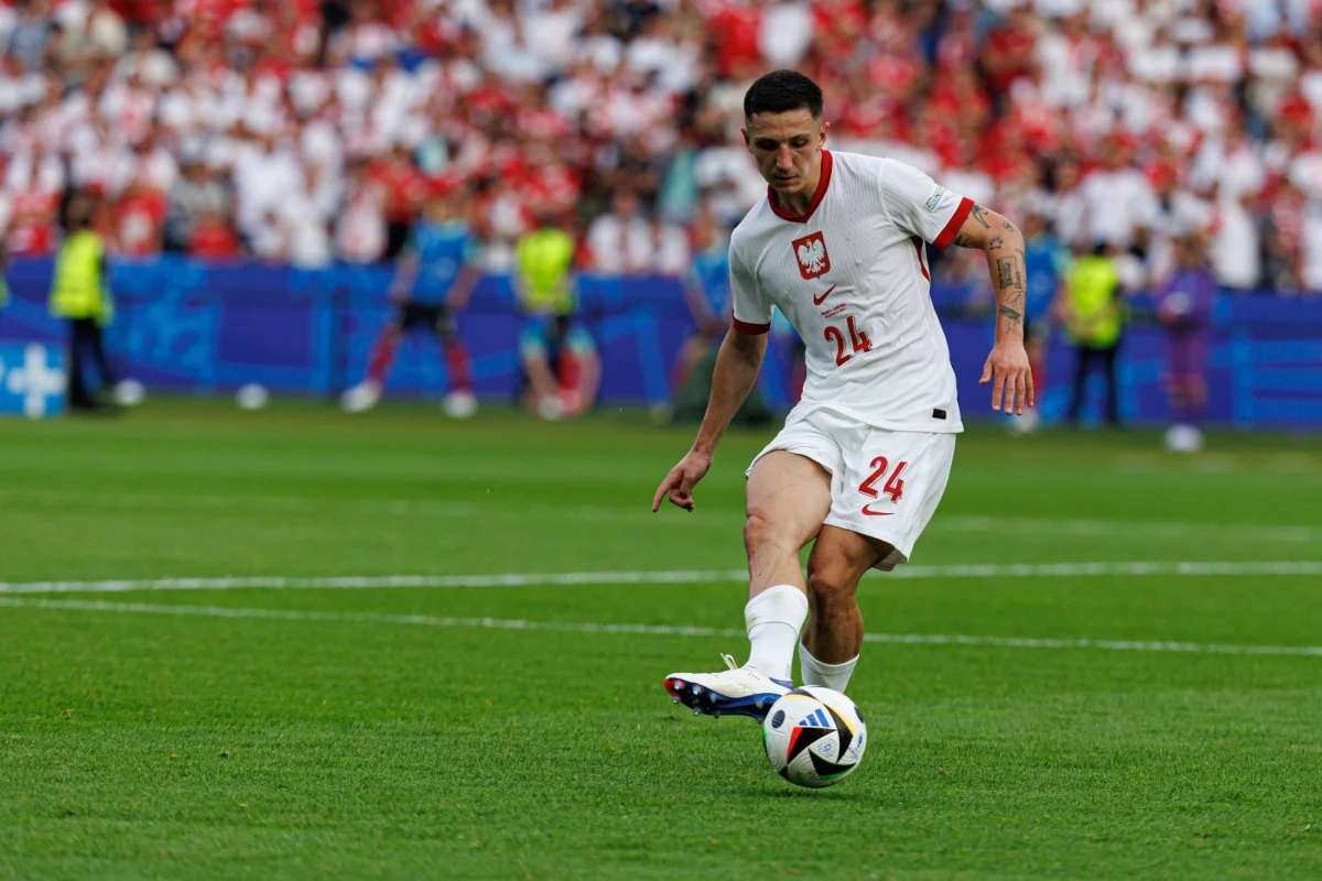 Reprezentant Polski Bartosz Slisz został nowym zawodnikiem duńskiego Broendby IF. 26-letni pomocnik podpisał kontrakt obowiązujący do lata 2029 roku, kończąc swoją przygodę w amerykańskim Atlanta United. Transfer Polaka to ważne wzmocnienie dla duńskiego klubu, który liczy na jego doświadczenie i umiejętności.