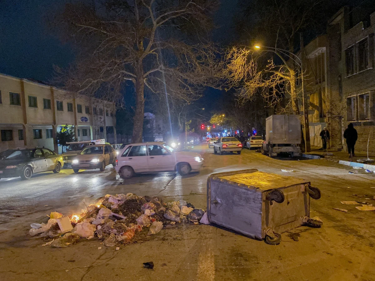 Policja w Iranie otworzyła ogień i użyła gazu łzawiącego, by rozpędzić manifestantów, protestujących od kilkunastu dni przeciw rządowi. Nagrania pokazują gwałtowne starcia między demonstrantami antyrządowymi a siłami bezpieczeństwa. Według grupy monitorującej internet Netblocks w całym kraju nie ma połączenia z siecią.