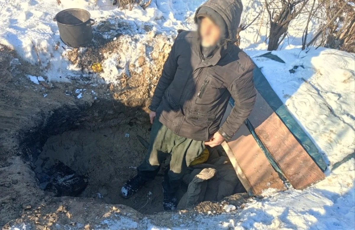 Zbierał drewno na terenie obszaru chronionego Natura 2000 - tak o jego istnieniu dowiedzieli się funkcjonariusze. 76-letni mężczyna - bo o nim mowa - od 15 lat mieszka w ziemiance nad Wisłą w Warszawie. Choć strażnicy miejscy zaproponowali mu przenosiny do ogrzewalni lub noclegowni, odmówił. Chętnie przyjął za to ofertę ciepłego posiłku i poprosił o skontaktowanie go z ośrodkiem pomocy społecznej. 