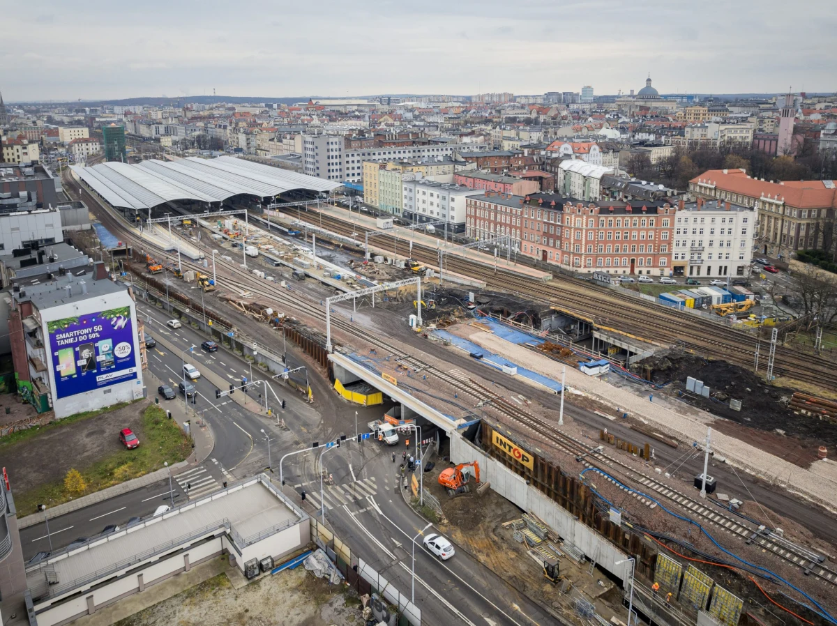 Jeszcze w styczniu kierowców w Katowicach czekają ważne zmiany w organizacji ruchu. Są one związane z kolejnym etapem przebudowy katowickiego węzła kolejowego – jednej z największych inwestycji infrastrukturalnych w mieście. Po ponad 15 miesiącach utrudnień mieszkańcy mogą liczyć na częściowe ułatwienia, ale też muszą przygotować się na nowe zamknięcia i objazdy.