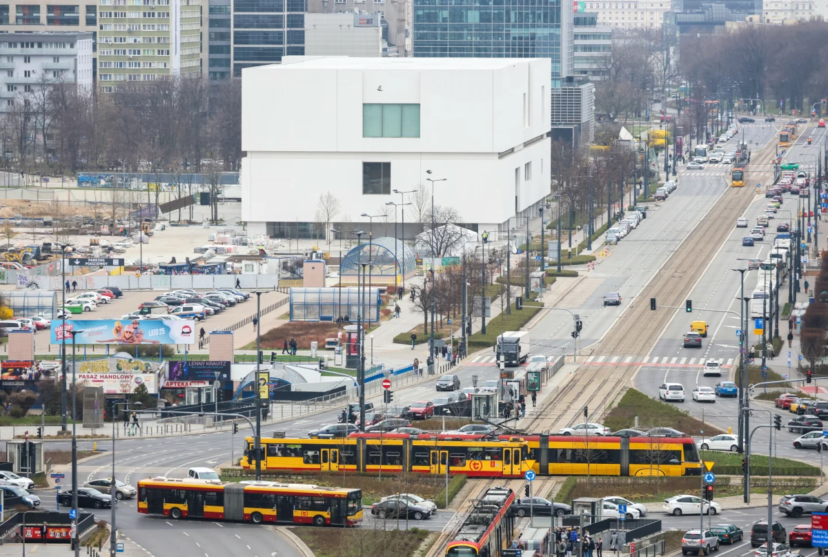 Warszawa widnieje na drugim miejscu na prestiżowej liście "The New York Times". Amerykański dziennik opublikował ranking "52 Places to Go in 2026", a więc 52 miejsc, które warto odwiedzić w rozpoczynającym się właśnie roku. Co szczególnie spodobało się w naszej stolicy? "Całkowicie białe Muzeum Sztuki Nowoczesnej, zaprojektowane przez Thomasa Phifera, lśni obok potężnego Pałacu Kultury i Nauki z czasów stalinowskich (...). Przez dekady stolica Polski była postrzegana jako pragmatyczna, a nie magnetyczna. W 2026 roku domaga się nowego spojrzenia" - piszą dziennikarze. 